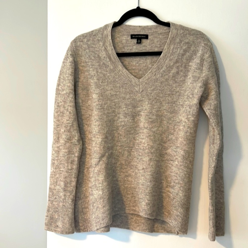 EUC Banana Republic sweater - size small